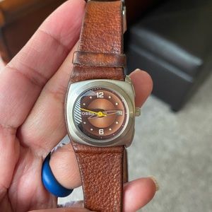 Pretty sporty watch. Needs new battery.